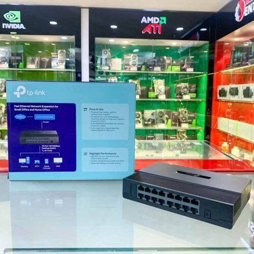 ảnh chụp cổng kết nối của Switch TP-Link TL-SF1016D cùng mặt sau hộp sản phẩm