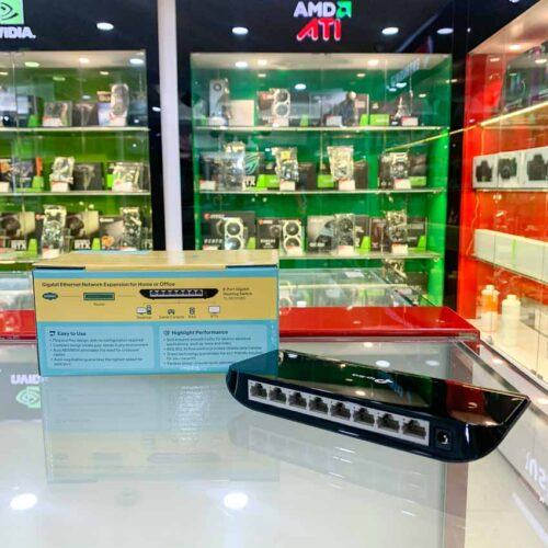 ảnh chụp cổng kết nối của Switch TP-Link TL-SG1008D cùng hộp sản phẩm