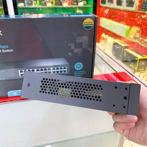 ảnh chụp mặt ngang Switch TP-Link TL-SF1024D cùng hộp sản phẩm