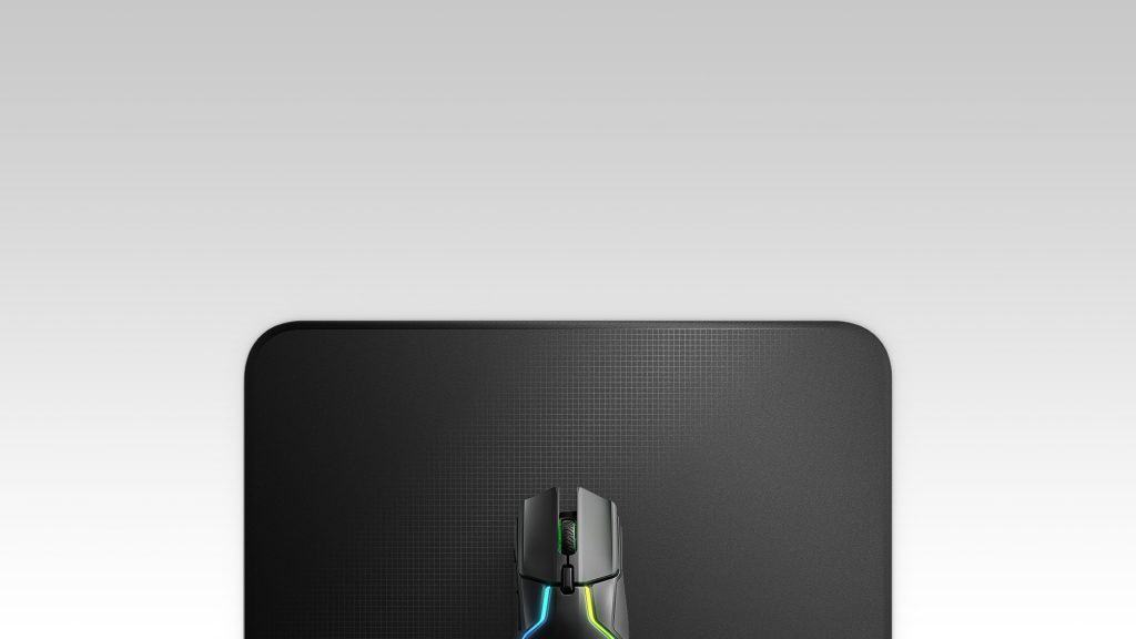 Bàn di chuột SteelSeries QcK Edge Medium 63822 (270 x 320 x 2mm) giúp ổn định độ chính xác của chuột