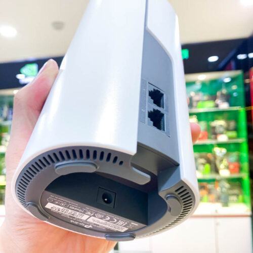 ảnh chụp mặt dưới Bộ phát wifi mesh TP-Link Deco E4 (3-Pack)cùng cổng kết nối