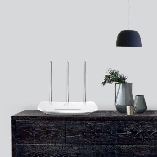 Bộ phát wifi TP-Link TL-WR845N Wireless N300Mbps đặt trên bàn
