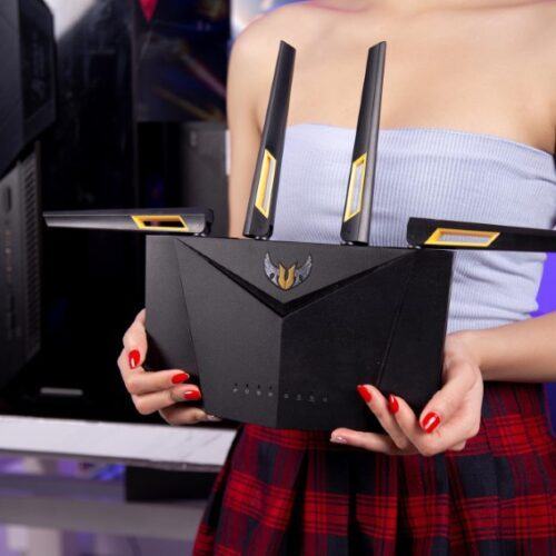 ảnh chụp bạn gái đang cầm Bộ phát wifi ASUS TUF GAMING AX3000 bằng 2 tay