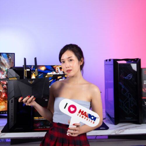 ảnh chụp bạn gái đang cầm Bộ phát wifi ASUS TUF GAMING AX3000 cùng logo hanoicomputer