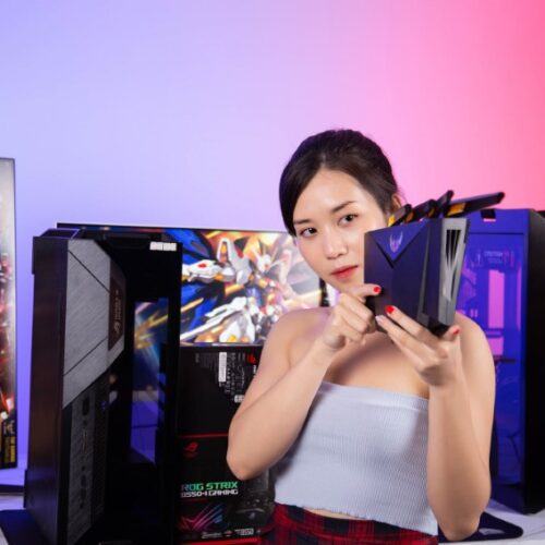 ảnh chụp bạn gái đang cầm Bộ phát wifi ASUS TUF GAMING AX3000