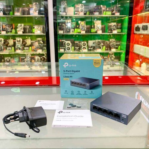 ảnh chụp Switch TP-Link LS105G cùng phụ kiện đi kèm