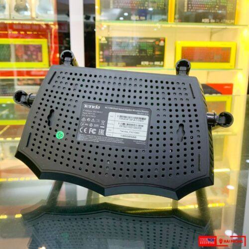 ảnh chụp mặt đáy Bộ phát wifi Tenda AC8