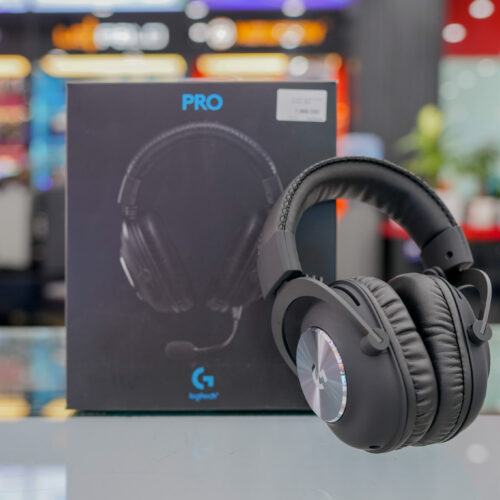Hộp sản phẩm và tai nghe Logitech G Pro