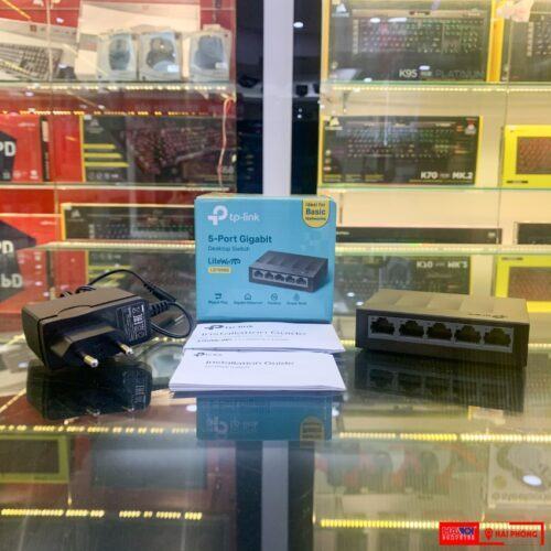 ảnh chụp Switch TP-Link LS1005G 5 Port 10/100/1000Mbps cùng phụ kiện đi kèm