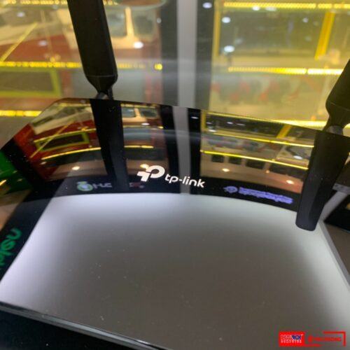 ảnh chụp logo TP link trên Bộ phát 4G TP-LinkTL-MR6400 Wireless N300 Mbps