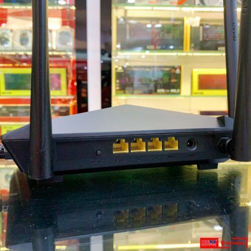 ảnh chụp cận cảnh cổng kết nối của Bộ phát wifi Tenda AC10 Tộc độ AC1200Mbps